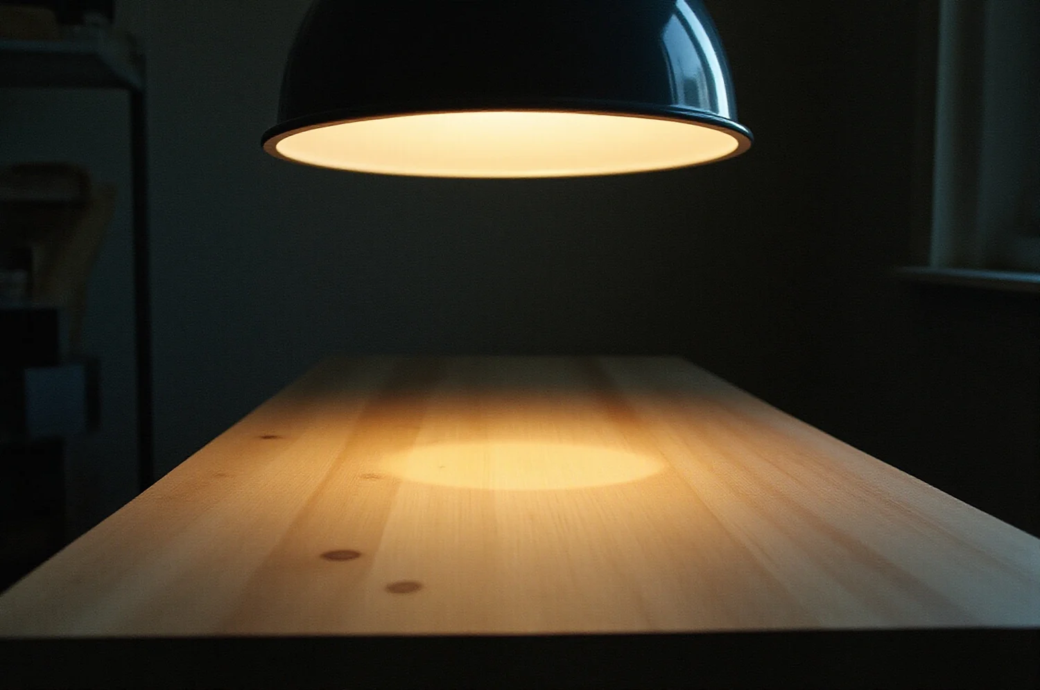 Lámpara de trabajo iluminando un banco en un galpón oscuro